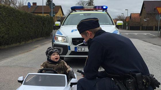 صورة طريفة: شرطي يوقف طفلاً عمره عام واحد يقود سيارة اودي ويتجاوز السرعة! صورة رقم 1