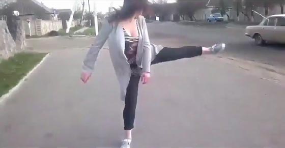 فيديو: رقصة فتاة جميلة على الطريق تسبب حادث بين سيارة ودراجة!   صورة رقم 1
