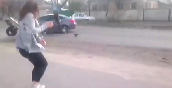 فيديو: رقصة فتاة جميلة على الطريق تسبب حادث بين سيارة ودراجة!   صورة رقم 5