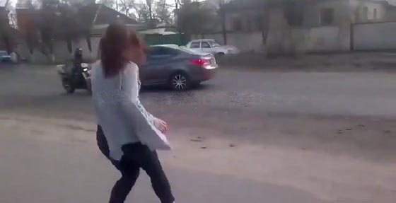 فيديو: رقصة فتاة جميلة على الطريق تسبب حادث بين سيارة ودراجة!   صورة رقم 4