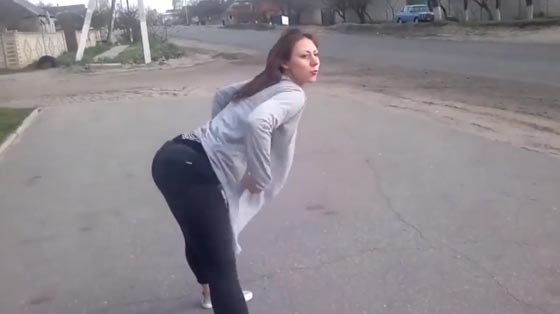 فيديو: رقصة فتاة جميلة على الطريق تسبب حادث بين سيارة ودراجة!   صورة رقم 2