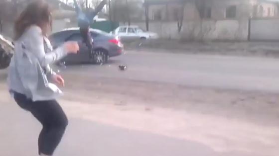 فيديو: رقصة فتاة جميلة على الطريق تسبب حادث بين سيارة ودراجة!   صورة رقم 6