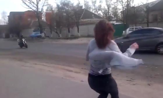 فيديو: رقصة فتاة جميلة على الطريق تسبب حادث بين سيارة ودراجة!   صورة رقم 3