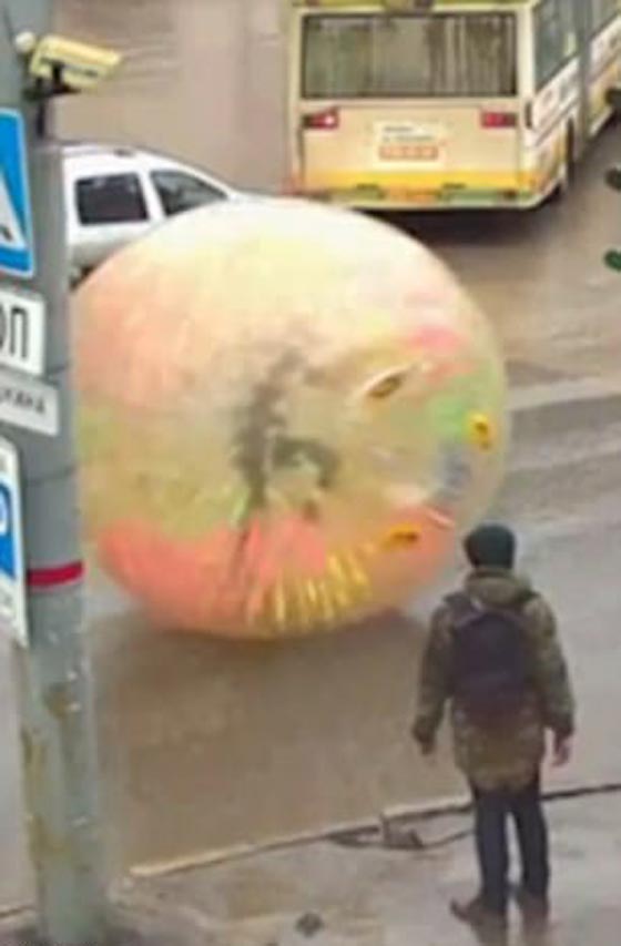 حادثة غريبة: فقاعة هائلة ملونة تتدحرج بنفسها في شارع مدينة روسية صورة رقم 8