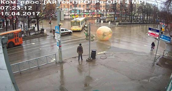 حادثة غريبة: فقاعة هائلة ملونة تتدحرج بنفسها في شارع مدينة روسية صورة رقم 1