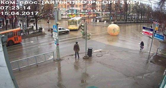 حادثة غريبة: فقاعة هائلة ملونة تتدحرج بنفسها في شارع مدينة روسية صورة رقم 3