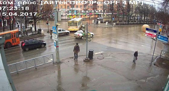 حادثة غريبة: فقاعة هائلة ملونة تتدحرج بنفسها في شارع مدينة روسية صورة رقم 5