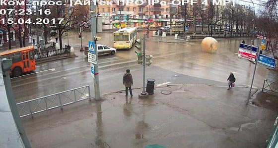 حادثة غريبة: فقاعة هائلة ملونة تتدحرج بنفسها في شارع مدينة روسية صورة رقم 4