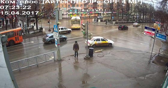 حادثة غريبة: فقاعة هائلة ملونة تتدحرج بنفسها في شارع مدينة روسية صورة رقم 6