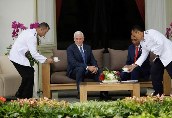 نائب ترامب يتجول حافي القدمين مع عائلته في اكبر مساجد اندونيسيا صورة رقم 13