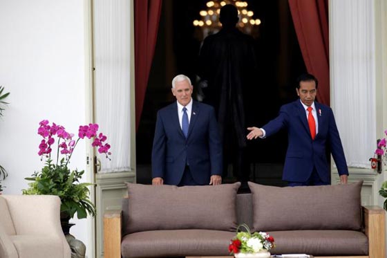 نائب ترامب يتجول حافي القدمين مع عائلته في اكبر مساجد اندونيسيا صورة رقم 14