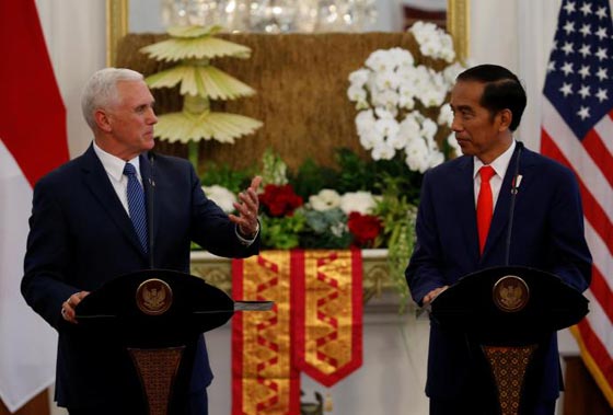 نائب ترامب يتجول حافي القدمين مع عائلته في اكبر مساجد اندونيسيا صورة رقم 15