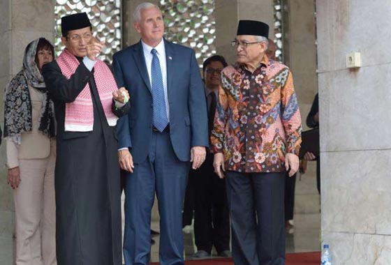 نائب ترامب يتجول حافي القدمين مع عائلته في اكبر مساجد اندونيسيا صورة رقم 5