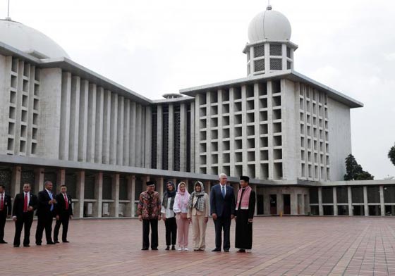 نائب ترامب يتجول حافي القدمين مع عائلته في اكبر مساجد اندونيسيا صورة رقم 8