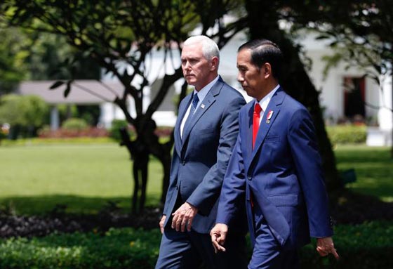 نائب ترامب يتجول حافي القدمين مع عائلته في اكبر مساجد اندونيسيا صورة رقم 9