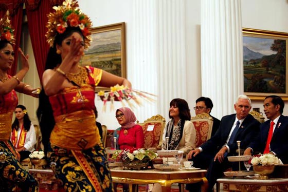 نائب ترامب يتجول حافي القدمين مع عائلته في اكبر مساجد اندونيسيا صورة رقم 11