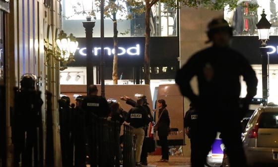  داعش يتبنى هجوم الشانزلزيه بباريس وهولاند وترامب يدعيان الى التيقظ صورة رقم 20