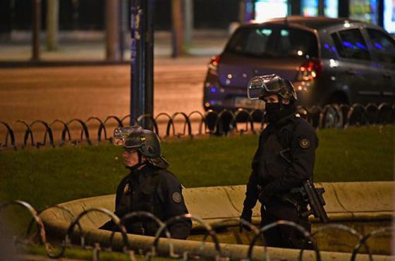  داعش يتبنى هجوم الشانزلزيه بباريس وهولاند وترامب يدعيان الى التيقظ صورة رقم 35