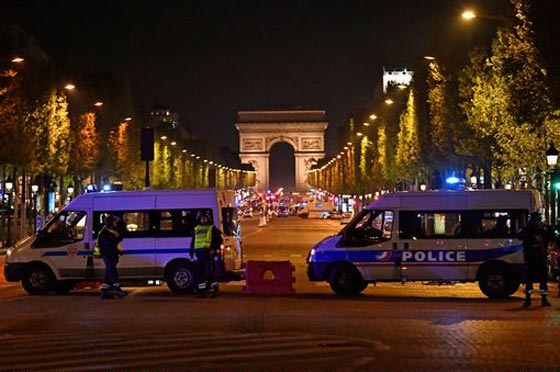  داعش يتبنى هجوم الشانزلزيه بباريس وهولاند وترامب يدعيان الى التيقظ صورة رقم 36