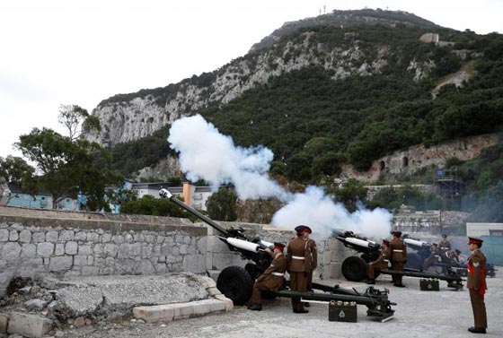   اكبر ملكات العالم سنا تحظى بأصغر وابسط عيد ميلاد! صورة رقم 4