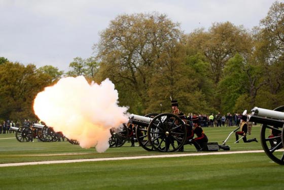   اكبر ملكات العالم سنا تحظى بأصغر وابسط عيد ميلاد! صورة رقم 6