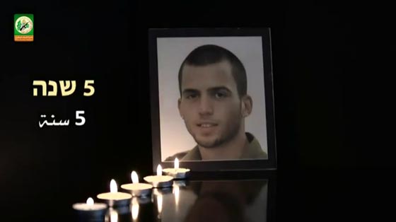 حماس تعمق جراح اسرائيل بفيديو لجنود اسرى لديها ينشدون الحرية صورة رقم 4