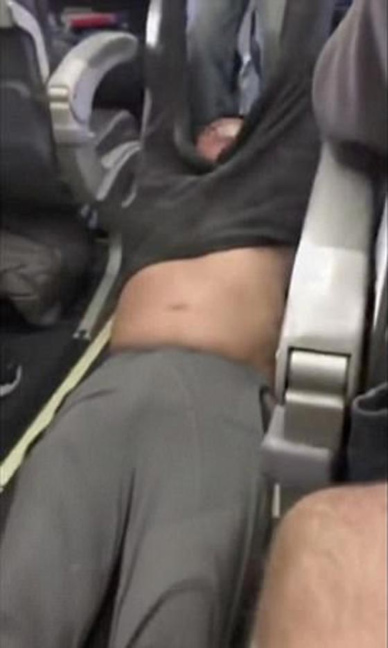 ضربها بعربة أطفال: فيديو فضيحة جديدة على متن طائرة اميريكان إيرلاينز صورة رقم 10