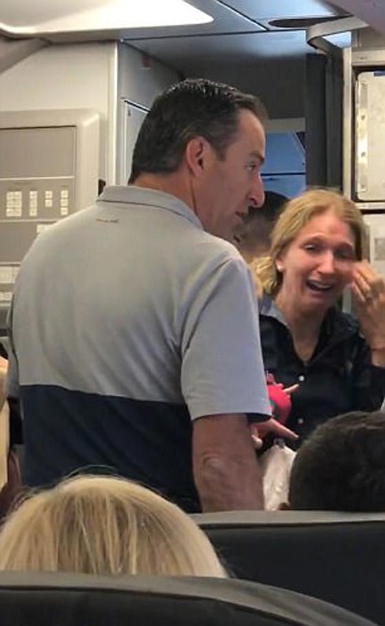 ضربها بعربة أطفال: فيديو فضيحة جديدة على متن طائرة اميريكان إيرلاينز صورة رقم 7