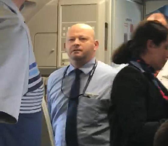 ضربها بعربة أطفال: فيديو فضيحة جديدة على متن طائرة اميريكان إيرلاينز صورة رقم 3