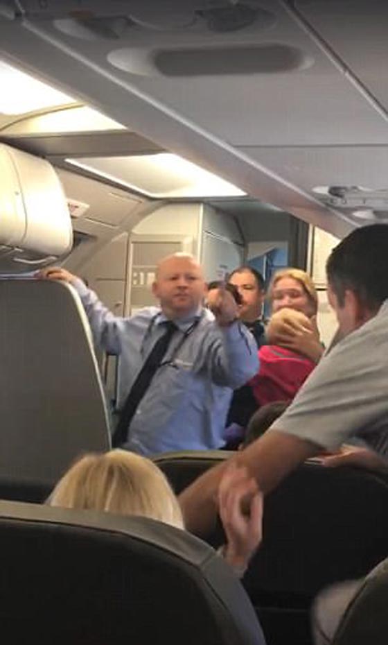 ضربها بعربة أطفال: فيديو فضيحة جديدة على متن طائرة اميريكان إيرلاينز صورة رقم 4