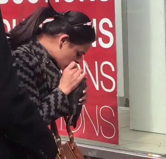 فيديو مذهل.. سيدة تحاول إنقاذ حياة حمامة بالتنفس الصناعي صورة رقم 1