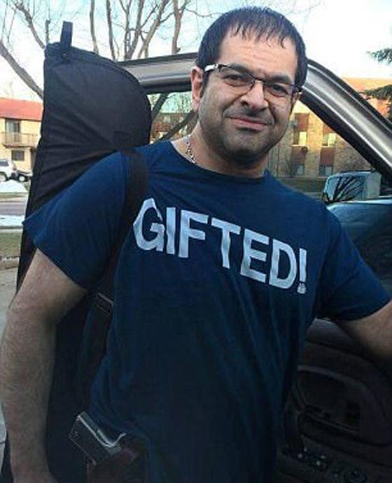 مسلم امريكي يشهر سلاحه متوعدا بعد ابعاده من مؤتمر مسيحي.. فيديو صورة رقم 1