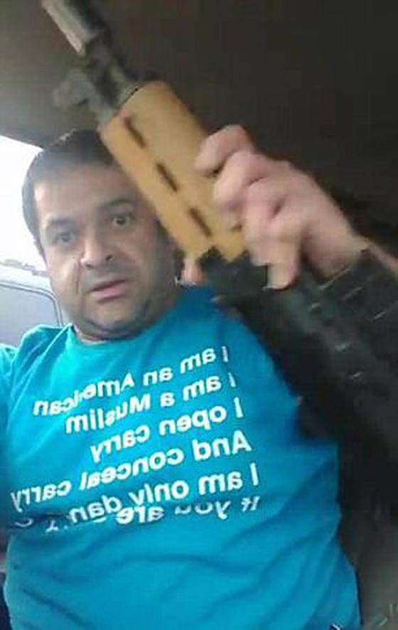 مسلم امريكي يشهر سلاحه متوعدا بعد ابعاده من مؤتمر مسيحي.. فيديو صورة رقم 3