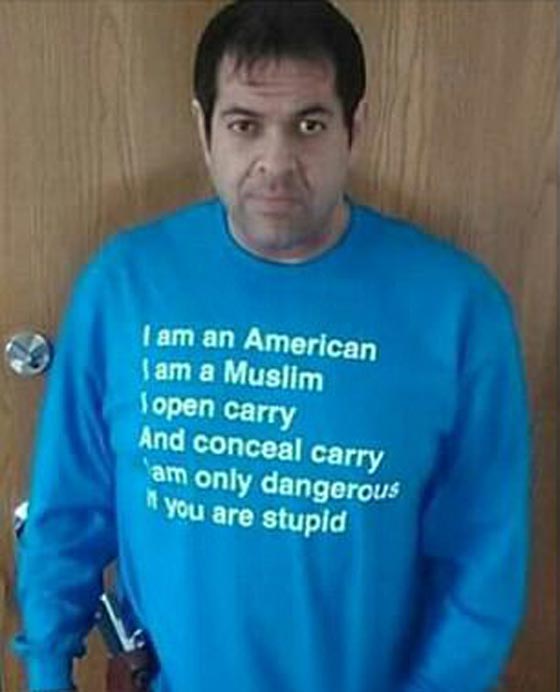 مسلم امريكي يشهر سلاحه متوعدا بعد ابعاده من مؤتمر مسيحي.. فيديو صورة رقم 2