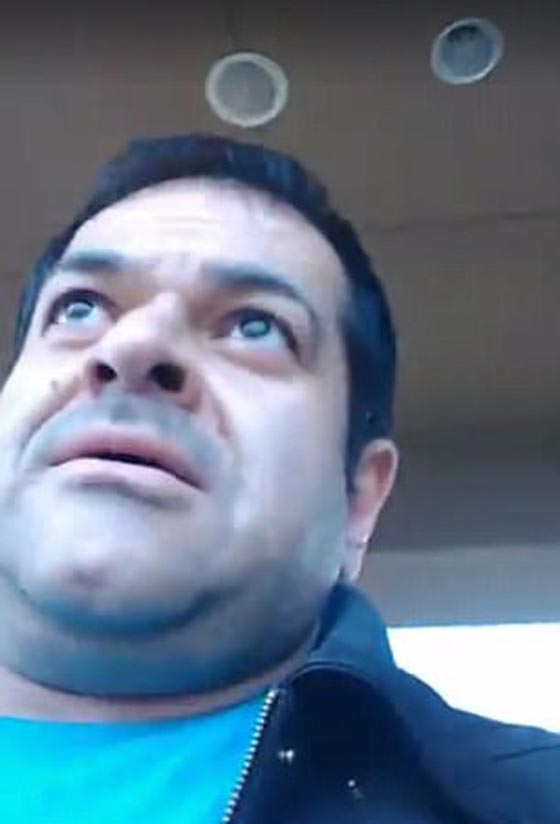 مسلم امريكي يشهر سلاحه متوعدا بعد ابعاده من مؤتمر مسيحي.. فيديو صورة رقم 4