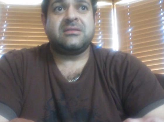 مسلم امريكي يشهر سلاحه متوعدا بعد ابعاده من مؤتمر مسيحي.. فيديو صورة رقم 8