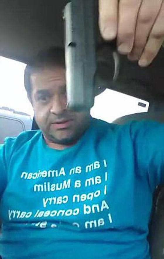 مسلم امريكي يشهر سلاحه متوعدا بعد ابعاده من مؤتمر مسيحي.. فيديو صورة رقم 7