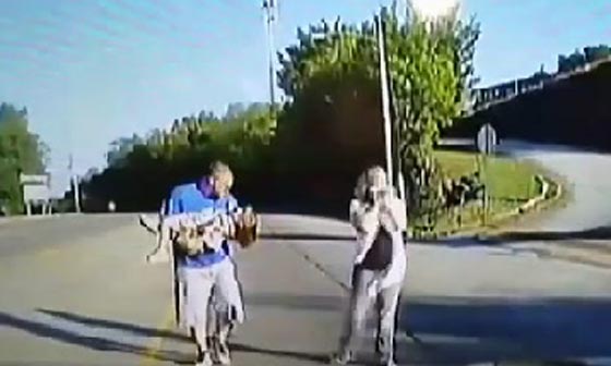 فيديو مروّع للحظة سقوط طفلة من حافلة نقل طلاب المدرسة صورة رقم 3