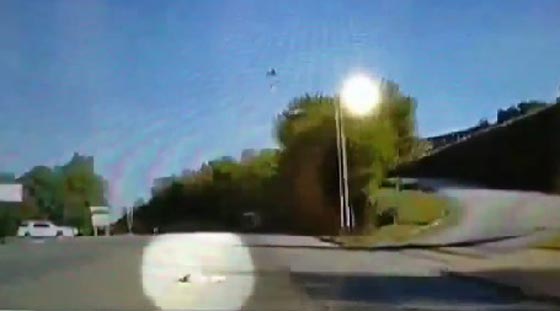 فيديو مروّع للحظة سقوط طفلة من حافلة نقل طلاب المدرسة صورة رقم 1