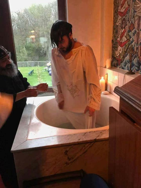 فيديو وصور.. قيادي في جبهة النصرة يعتنق المسيحية في سوريا صورة رقم 3