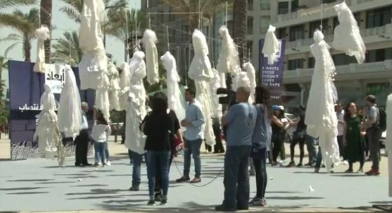 إعدام 31 فستان زفاف في شوارع بيروت لشطب قانون يحمي المغتصب صورة رقم 3
