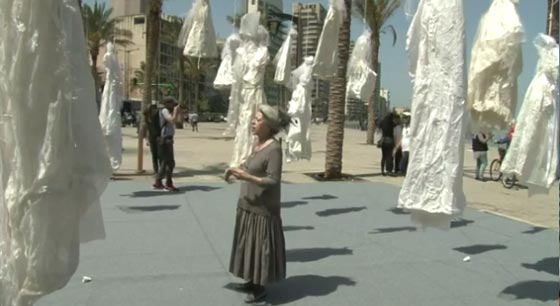 إعدام 31 فستان زفاف في شوارع بيروت لشطب قانون يحمي المغتصب صورة رقم 1