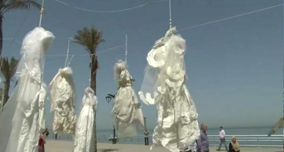 إعدام 31 فستان زفاف في شوارع بيروت لشطب قانون يحمي المغتصب صورة رقم 2