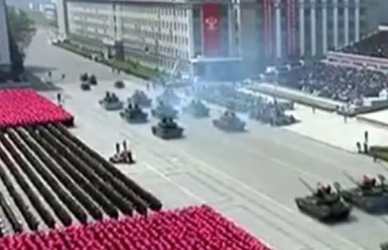 احتراق دبابة بحضور دكتاتور كوريا الشمالية في عرض عسكري.. فيديو صورة رقم 5