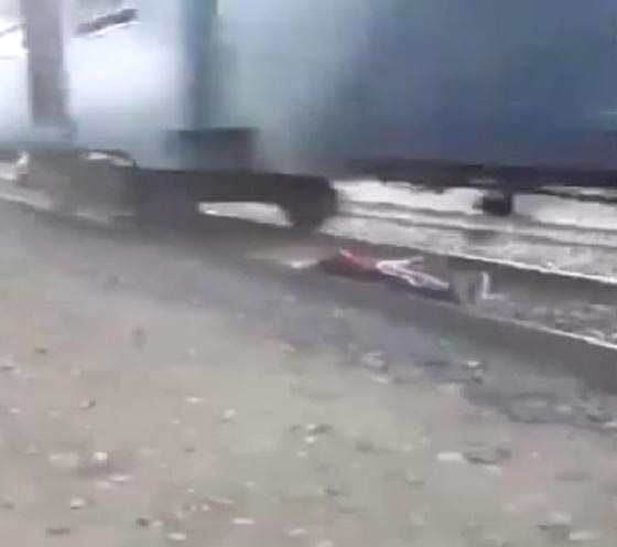 فيديو مرعب.. طفل مصري ينام أسفل قطار سريع ويعرض حياته للخطر صورة رقم 2