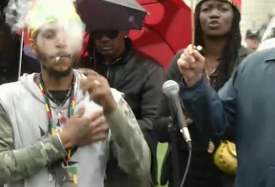 مظاهرات أمام البيت الأبيض مطالبين التسهيل في القانون لتدخين الحشيش صورة رقم 1