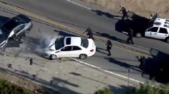 بالفيديو.. مطاردة بوليسية لسيارة مسروقة تنتهي بحادث تصادم مروع صورة رقم 1