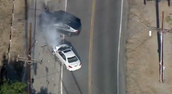 بالفيديو.. مطاردة بوليسية لسيارة مسروقة تنتهي بحادث تصادم مروع صورة رقم 2