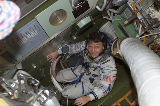 بالفيديو: الرئيس دونالد ترامب يهنئ رائدة فضاء أمريكية حطمت رقماً قياسياً صورة رقم 8