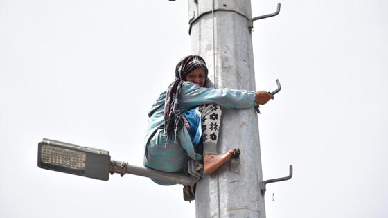 المغرب: مسنة تتسلق عاموداً مرتفعاً.. ليكون موتها رسالة احتجاج قاسية صورة رقم 1